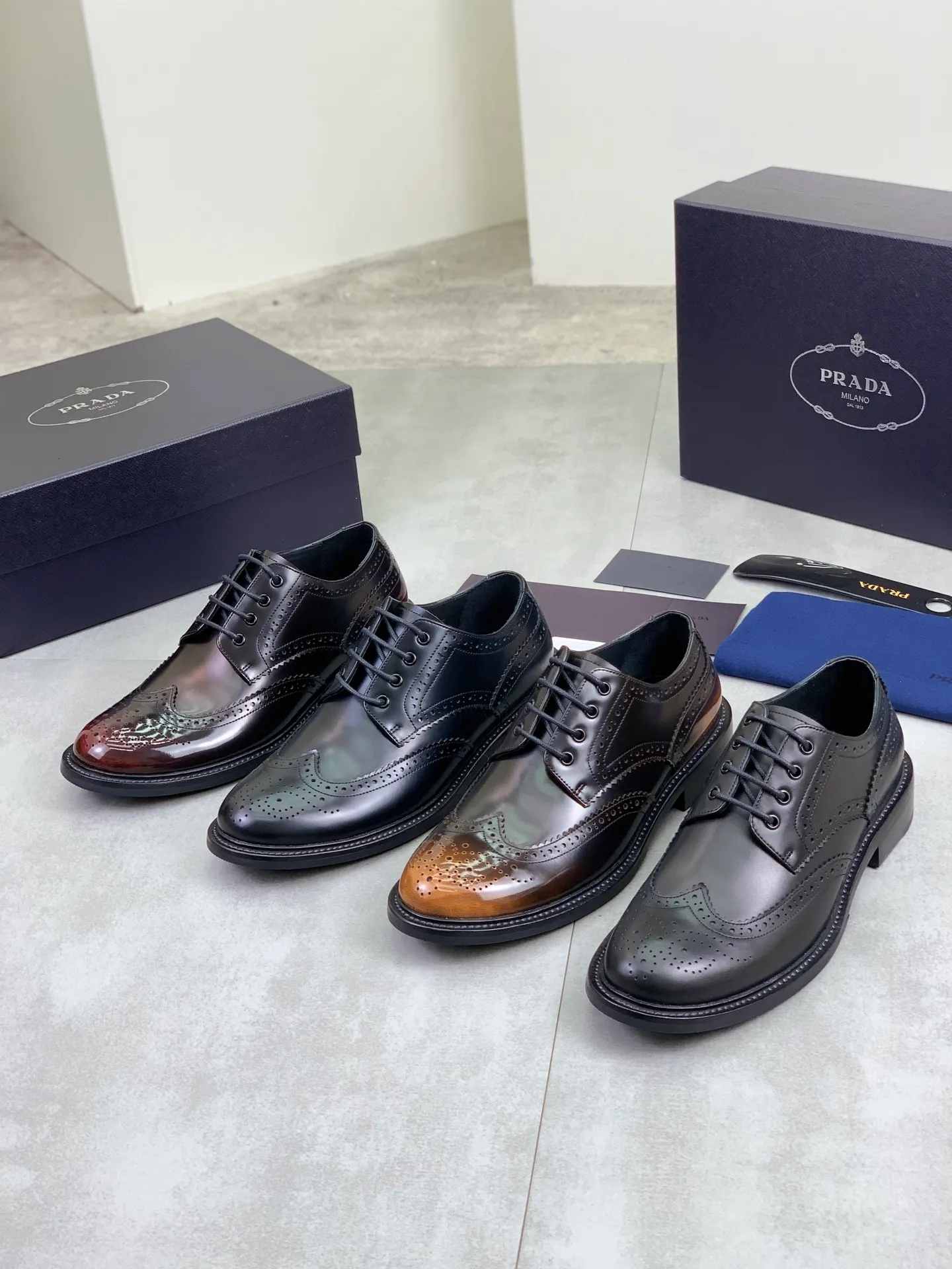 Factory price P980 💰 (genuine leather outsole series) original quality, top version 🔱 ＰＲＡＤＡPrada. Men's business casual leather shoes, top quality cow leather. 1:1 shipment⬆️Luxurious and noble👞All imported original color-changed cowhide, just to create a more comfortable wearing experience. Upper: Original comfortable selected high-end color-changed calfskin➕Top imported water-dyed full cow lining, original lightweight and comfortable high-grade genuine leather outsole✔️Code number: 39-44 (38 45 46 47 can be customized)